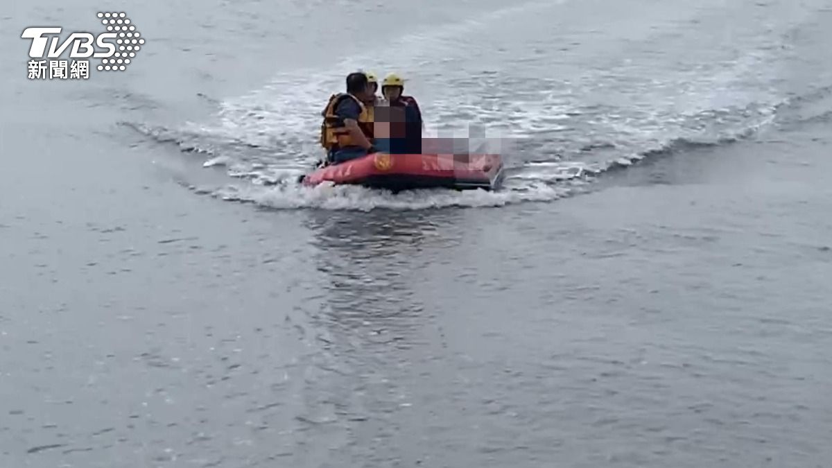男子因溪水暴漲,受困在沙洲上。(圖/TVBS)