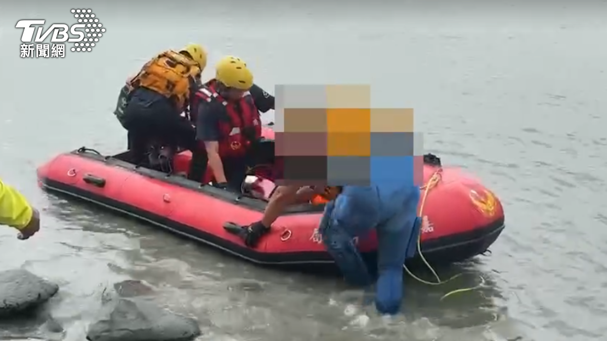 所幸男子最終順利獲救,意識清楚拒絕送醫。(圖/TVBS)