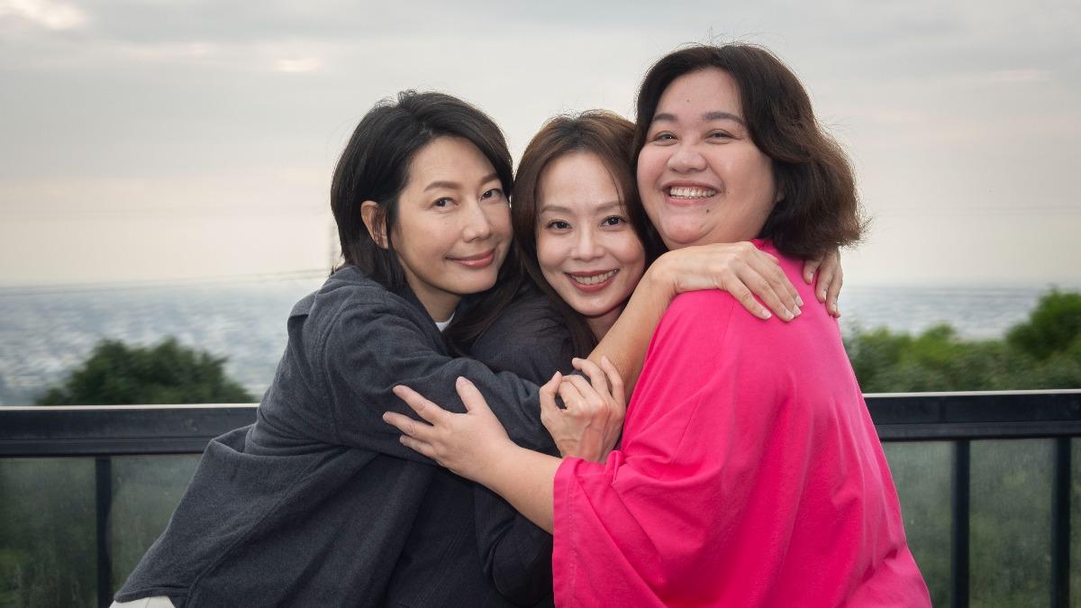 丁寧（左起）、孫淑媚、鍾欣凌合作《拜六禮拜》，現在成為同門師姐、妹。（圖／華視提供）