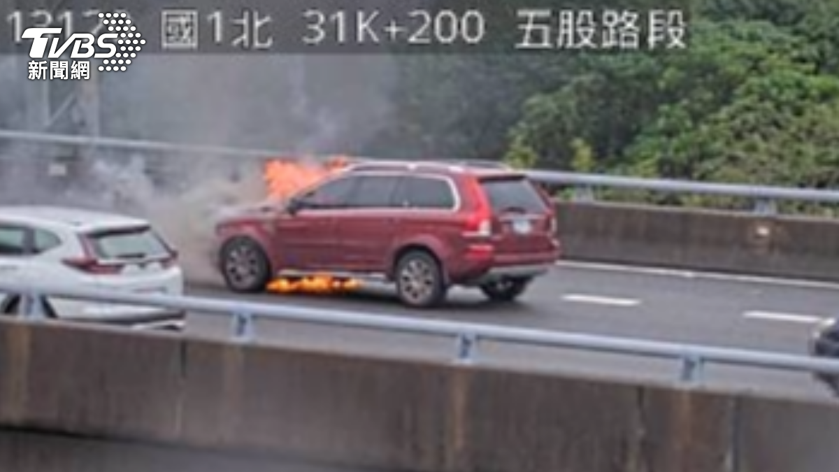 休旅車行駛在國道上突然起火燃燒。（圖／TVBS）