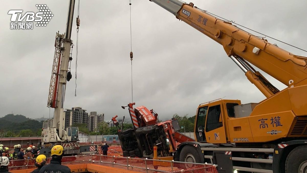 吊車失控翻覆，駕駛跳車逃生仍被車體重壓身亡。（圖／TVBS）