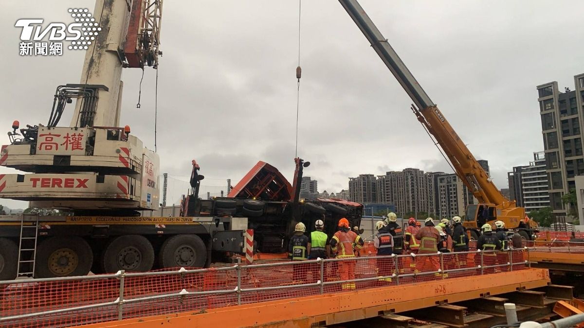 吊車失控翻覆，駕駛跳車逃生仍被車體重壓身亡。（圖／TVBS）