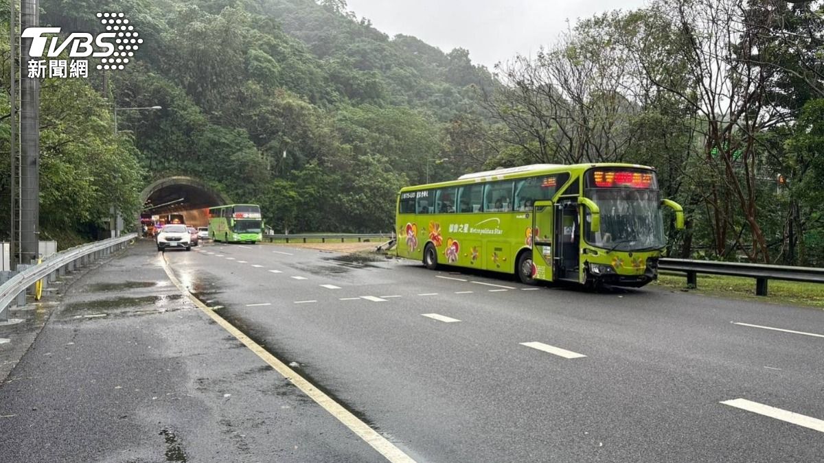 客運疑似未保持安全距離，追撞前方3輛小轎車。（圖／TVBS）