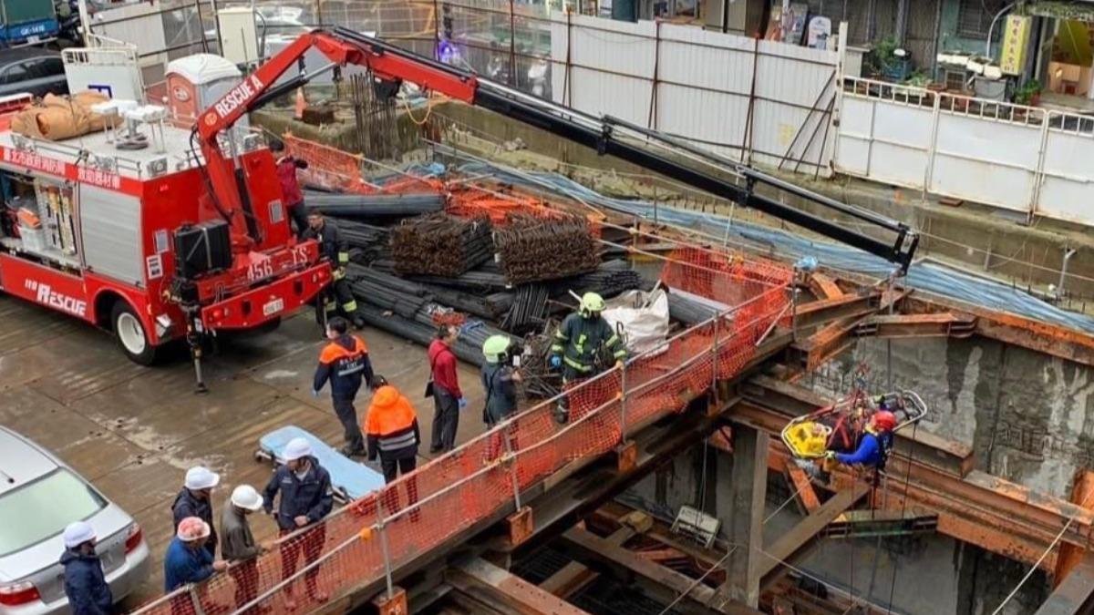 警消人員吊掛搶救墜落工人。（圖／民眾提供）