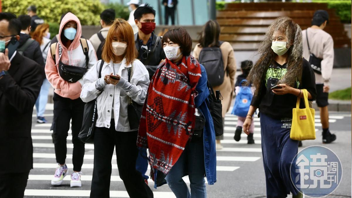 氣象粉專提醒下週要變冷了，「大家可以把帥帥水水的冬衣拿出來囉！」（圖／鏡週刊）