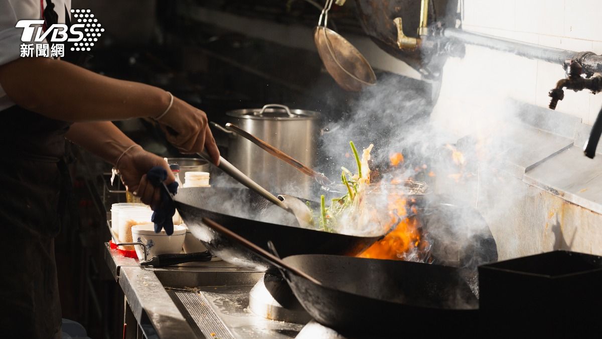 煮菜產生的油煙是造成肺部病變的一大元兇。（示意圖／Shutterstock達志影像）