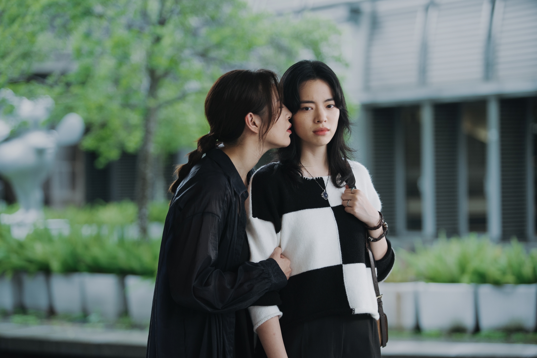 男星遭好友出賣「被迫出櫃」!她親簽結婚證書求和 衝突內幕曝光 - 鏡週刊 Mirror Media