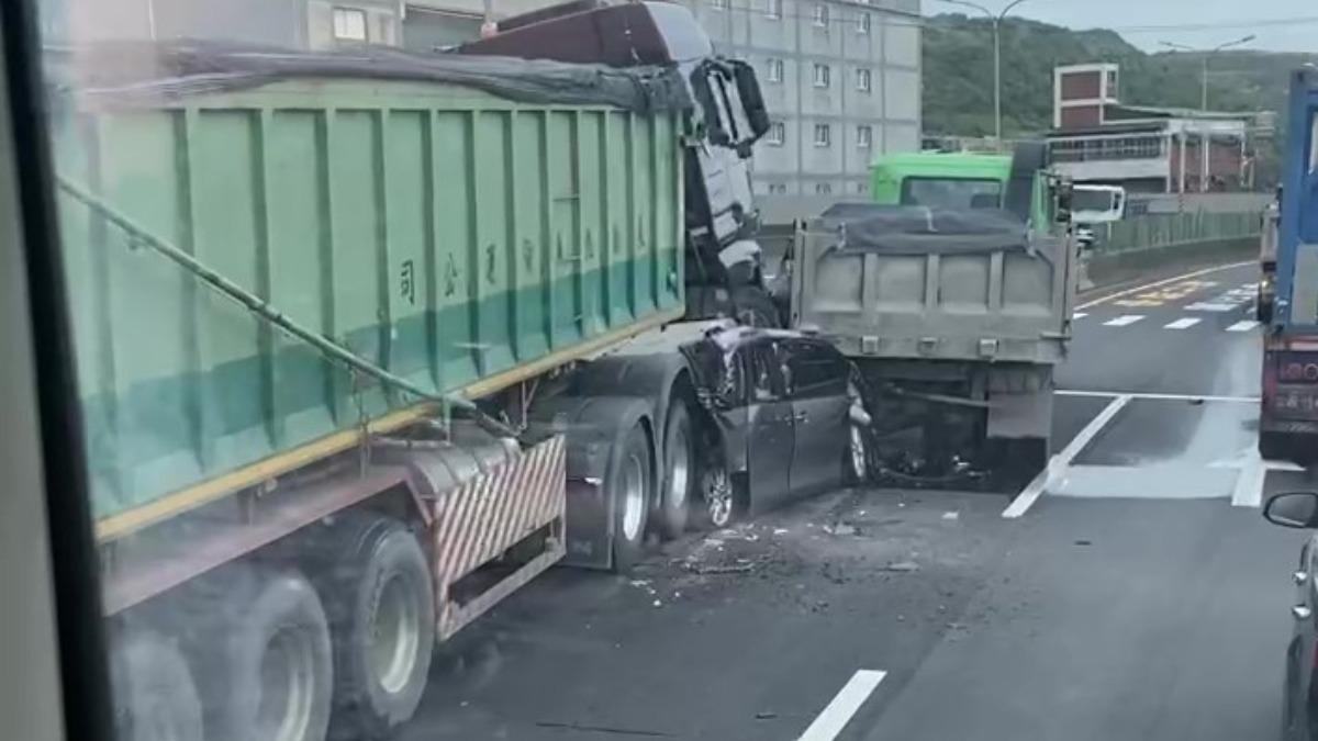 快訊／台61線砂石車連環撞　小客車成「夾心餅」駕駛命危送醫