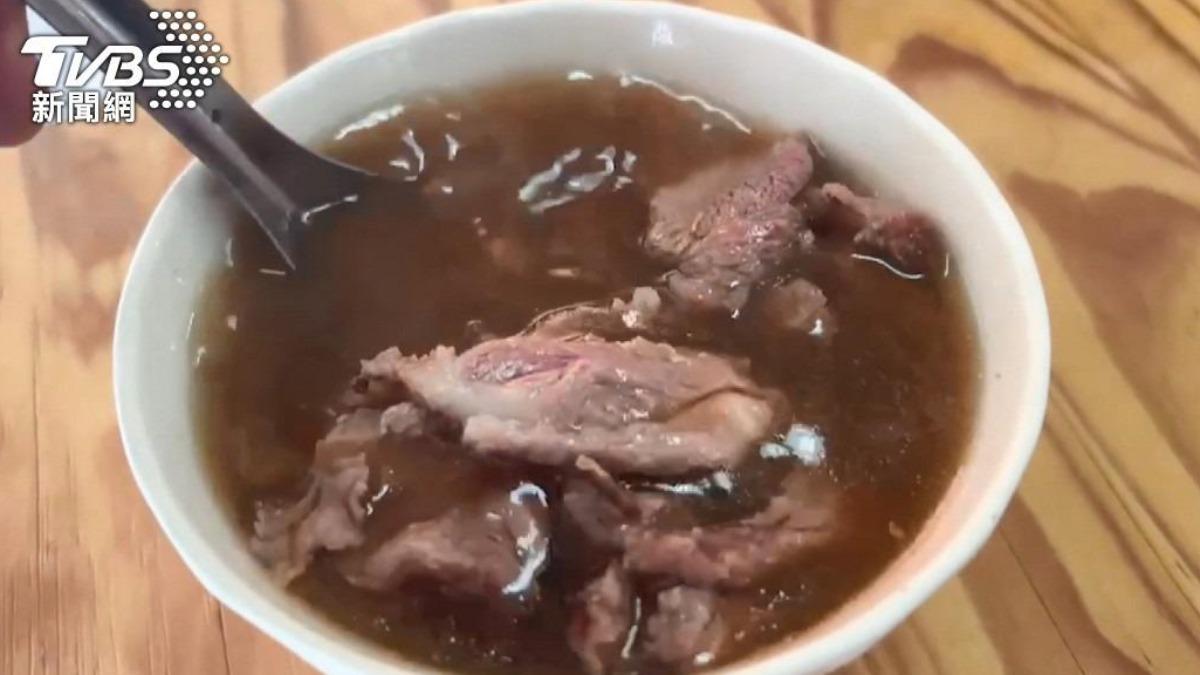 許多觀光客會朝聖台南牛肉湯。（示意圖，非當事店家／TVBS資料照）