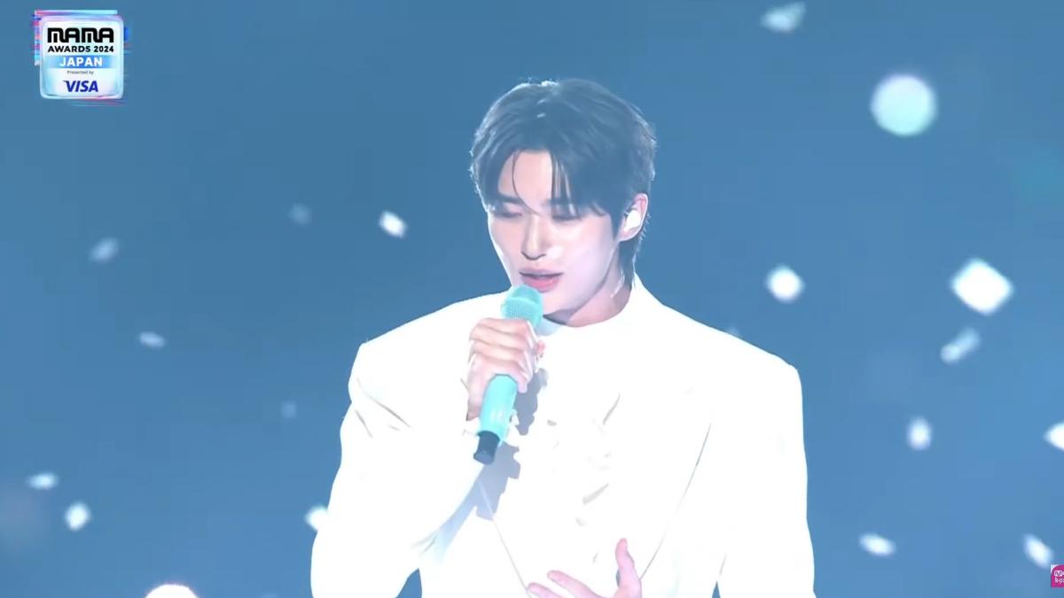 邊佑錫在劇中飾演明星，戲外歌唱功力也相當厲害。（圖／取自Mnet YT）