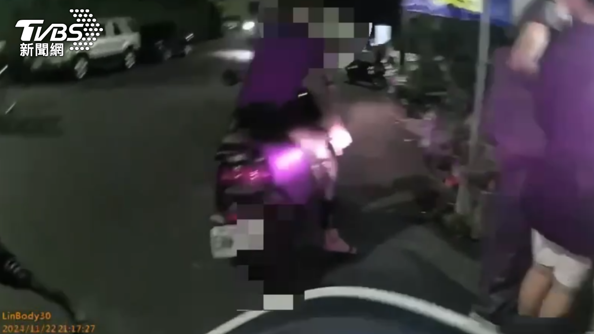 男子神情詭異持刀呆坐在機車後座。(圖/TVBS)