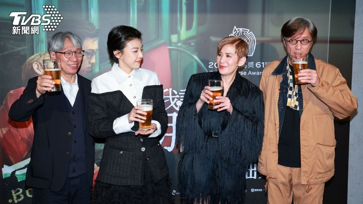 吳君如、陳輝虹、導演何妙祺開心舉杯。（圖／趙世平攝）