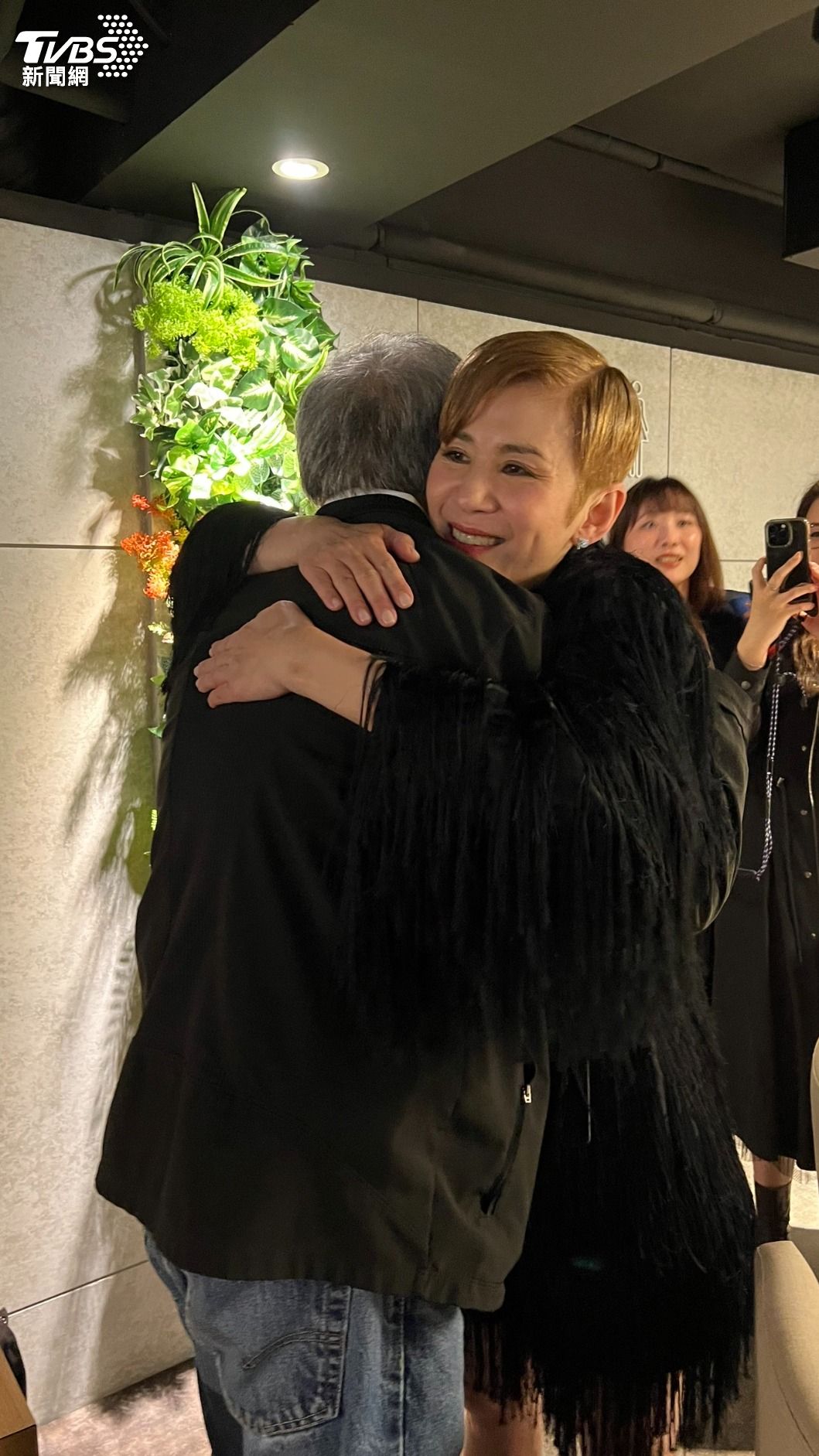吳君如對李安導演送上愛的抱抱。（圖／羅子欣攝）