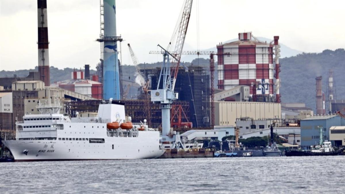 海鯤艦7月15日下午出塢進行泊港測試。（圖／中央社）