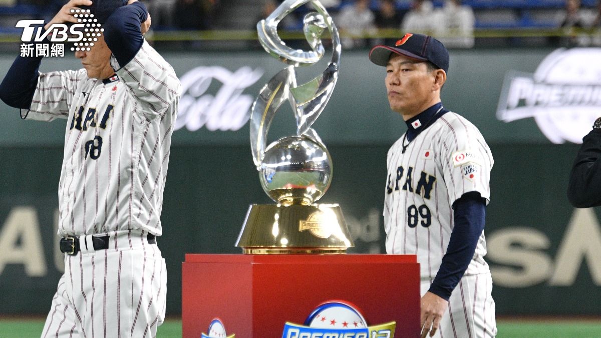 日監督井端弘和（右）沒能帶領日本隊完成12強二連霸。（圖／胡瑞麒攝）