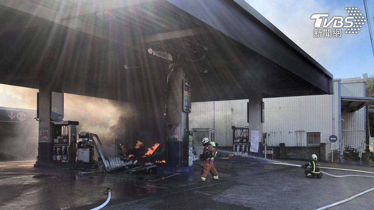 加油島起火燃燒。（圖／TVBS）