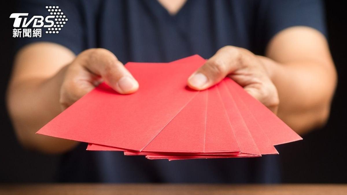 男網友每月給15K孝親費，打2份工依然存不到錢。（示意圖，非當事人／Shutterstock達志影像）