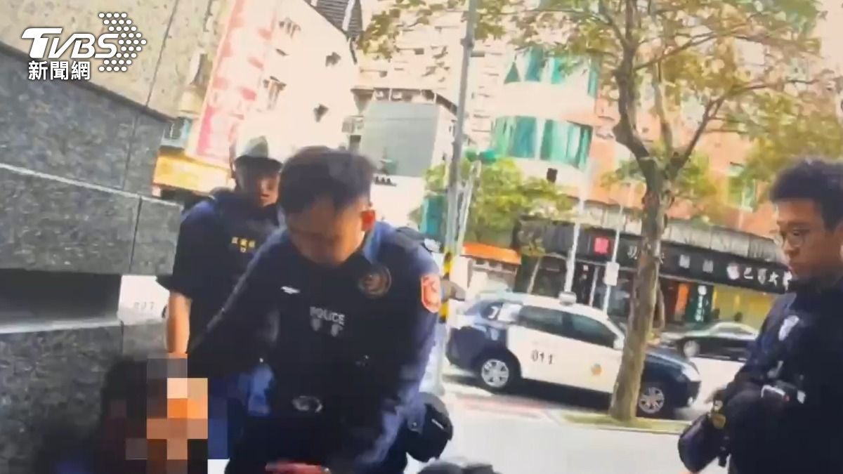 行兇的宿男被警方壓制逮捕。（圖／TVBS）