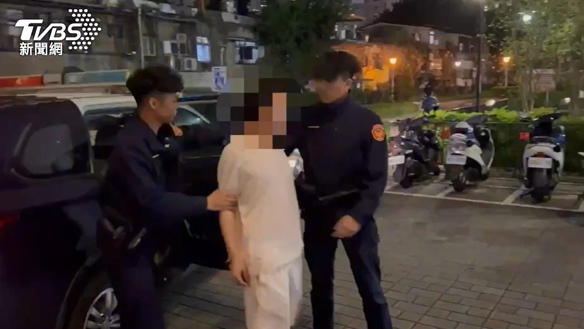 亮刀的施男被警方逮捕。（圖／TVBS）