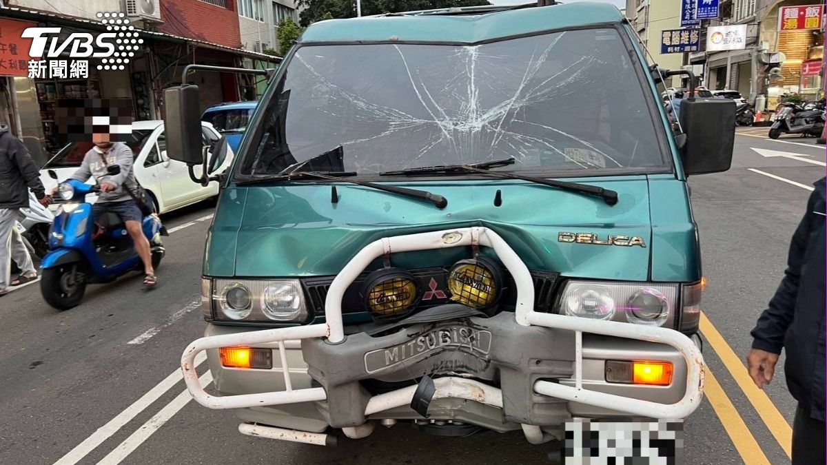 貨車撞斷電線桿。（圖／TVBS）