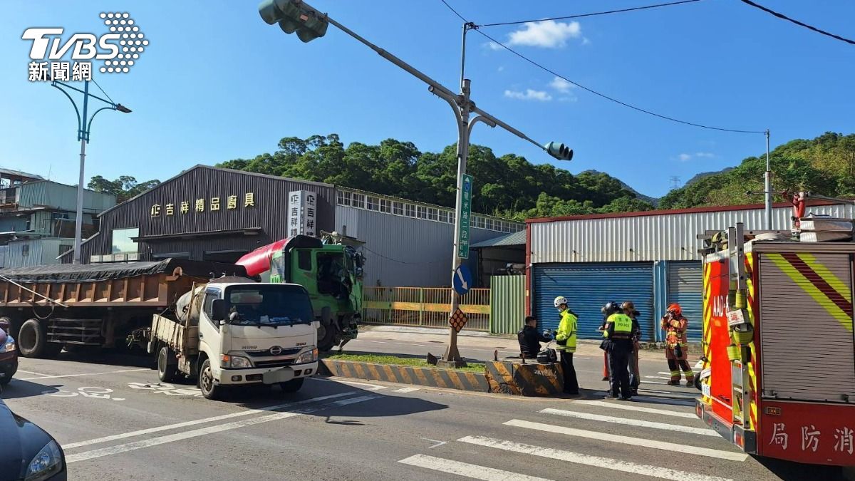 新北八里稍早傳出3車連環事故。（圖／TVBS）