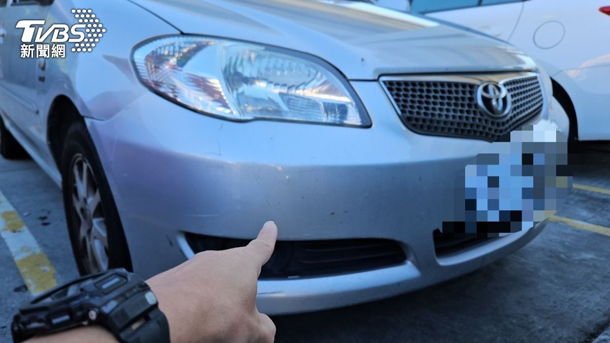 窗框砸中轎車。（圖／TVBS）