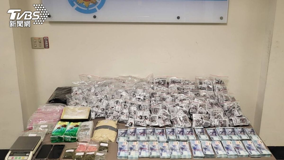 警方查扣上千萬元毒品以及百萬犯罪所得。（圖／TVBS）
