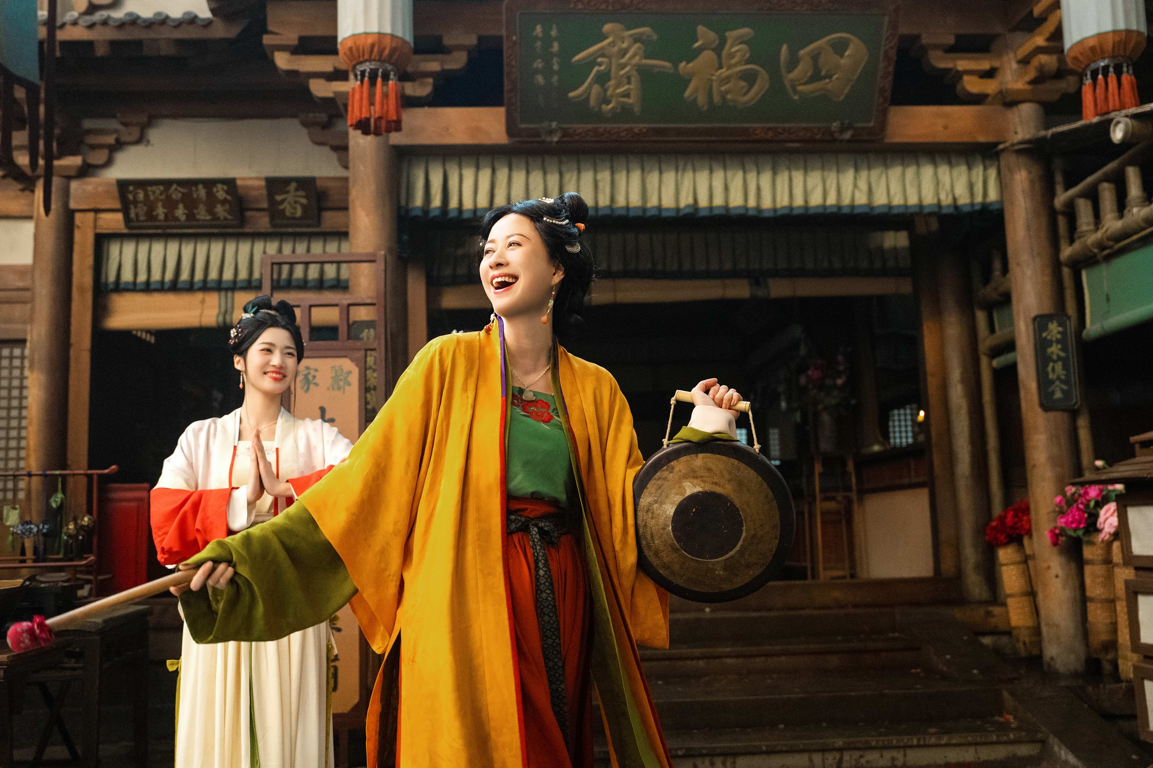 劇中盧昱曉、劉些寧、吳宣儀5姐妹搬家找女婿只因嫁不掉。（圖／Netflix提供）