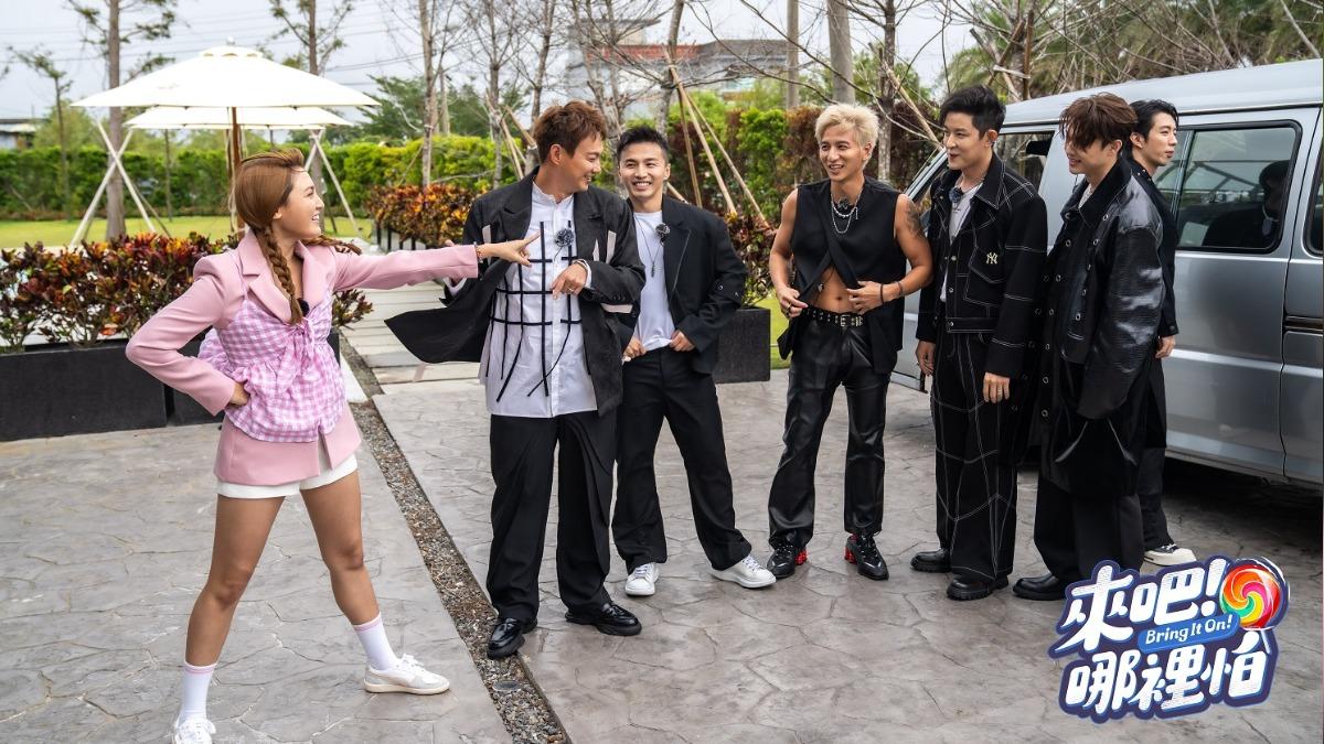 朵拉(左)首次與六棒合作,坦言一開始很擔心。(圖/TVBS)