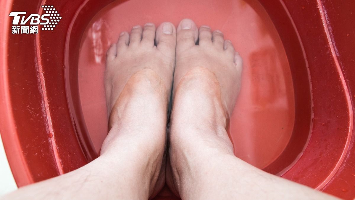 睡前泡腳能助眠。（示意圖／shutterstock達志影像）