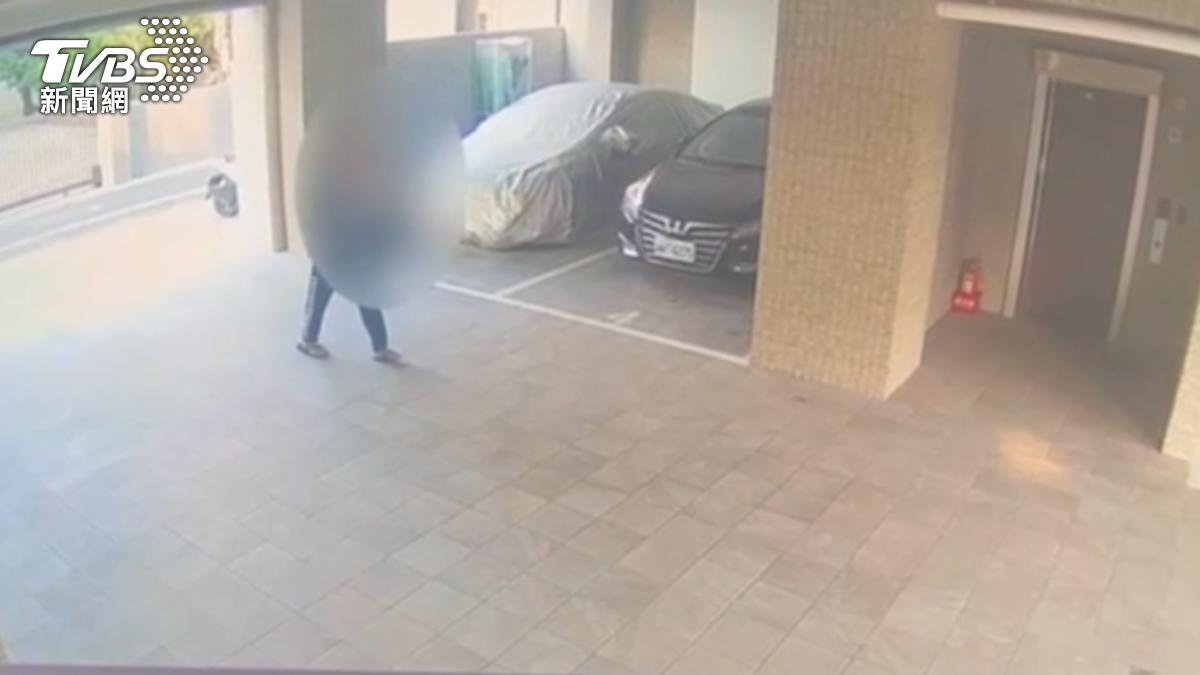 男子持刀殺害女友後，又在屋內自戕身亡。（圖／TVBS）