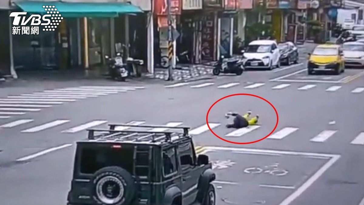 男子在馬路上躺地翻滾。（圖／TVBS）