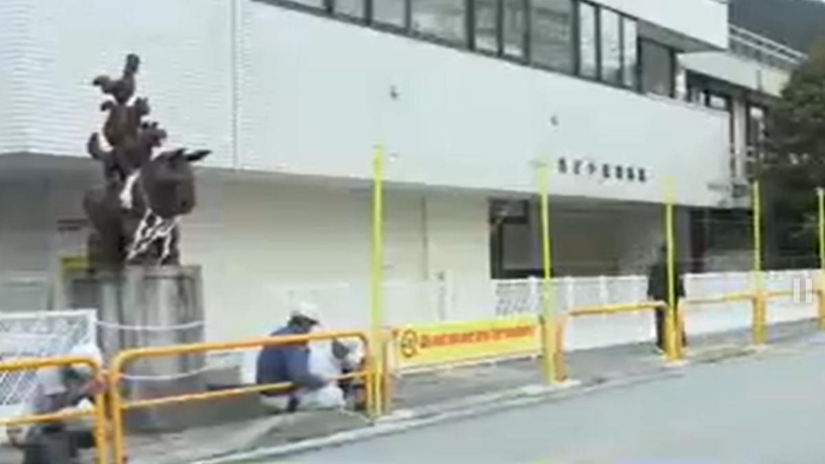 日本河口湖車站前的Lawson由於遊客喜歡在對面拍攝富士山，富士河口湖町公所在此設立柵欄。（圖／翻攝自 NHK News）
