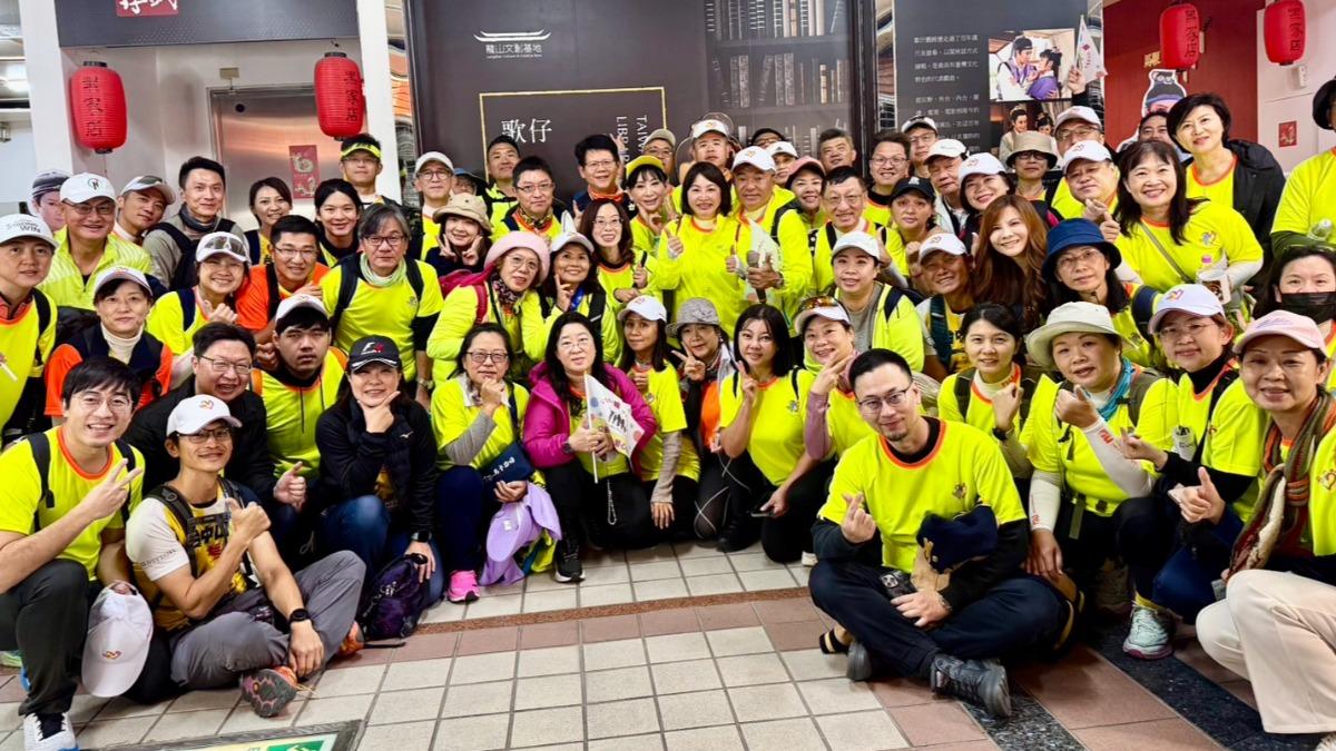 台北出發的隊伍陸續有勇士加入。（圖／公益愛行腳提供）