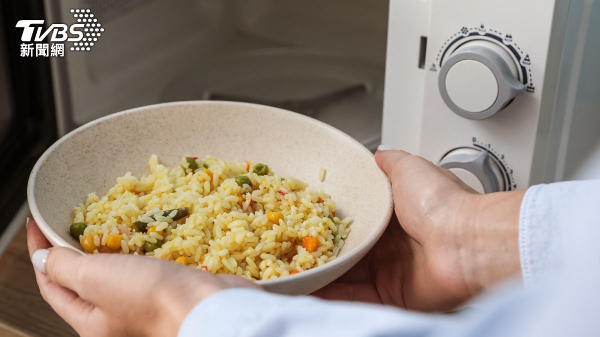 不少人都會將吃不完的食物冷藏、隔天再加熱食用。（示意圖／Shutterstock達志影像）