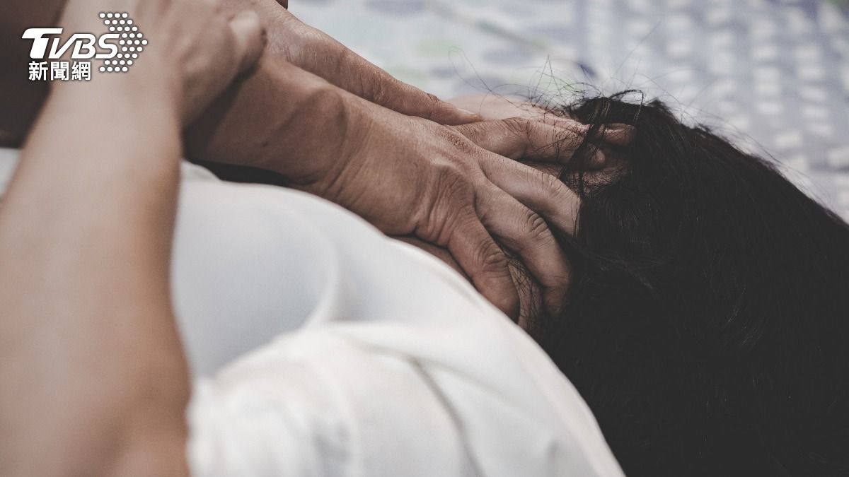 韓國一名男子因不滿女生不用當兵，竟在社區樓梯間對鄰居施暴、意圖性侵。（示意圖／Shutterstock達志影像）