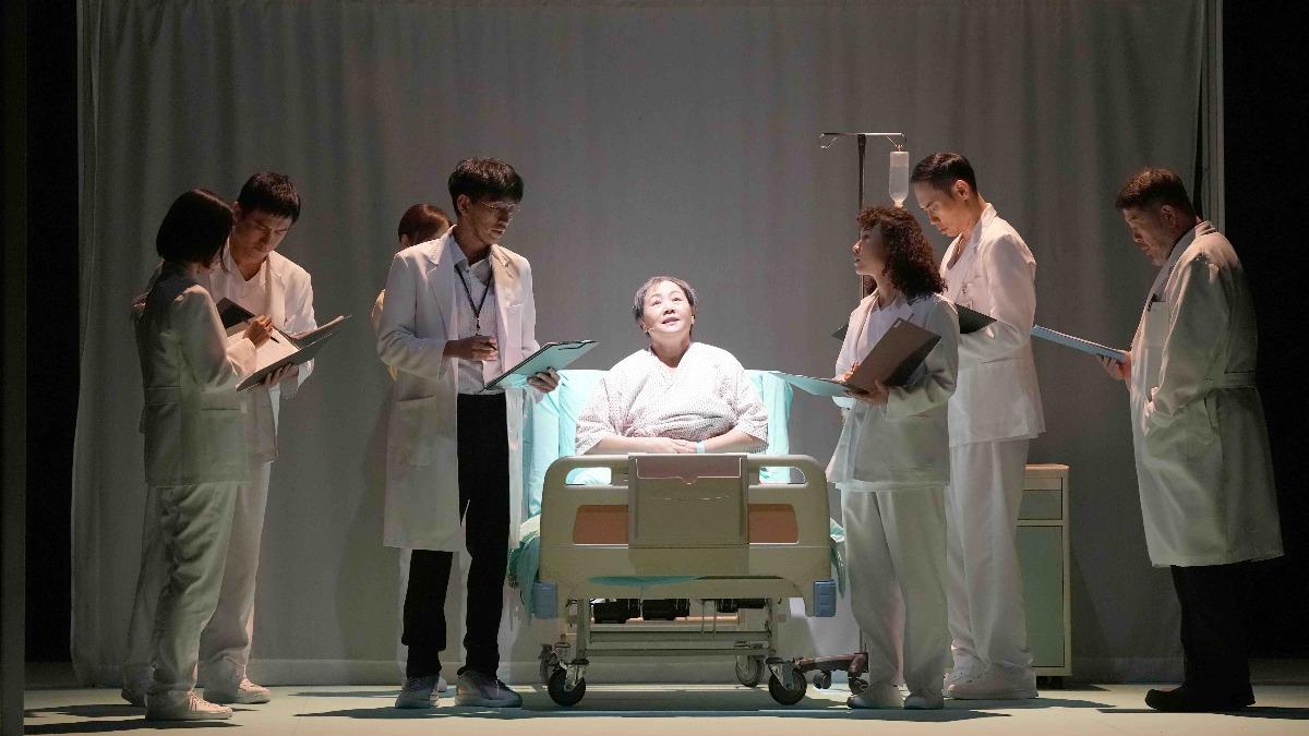 《當妳轉身之後》2小時演出生老病死。（圖／綠光劇團提供）