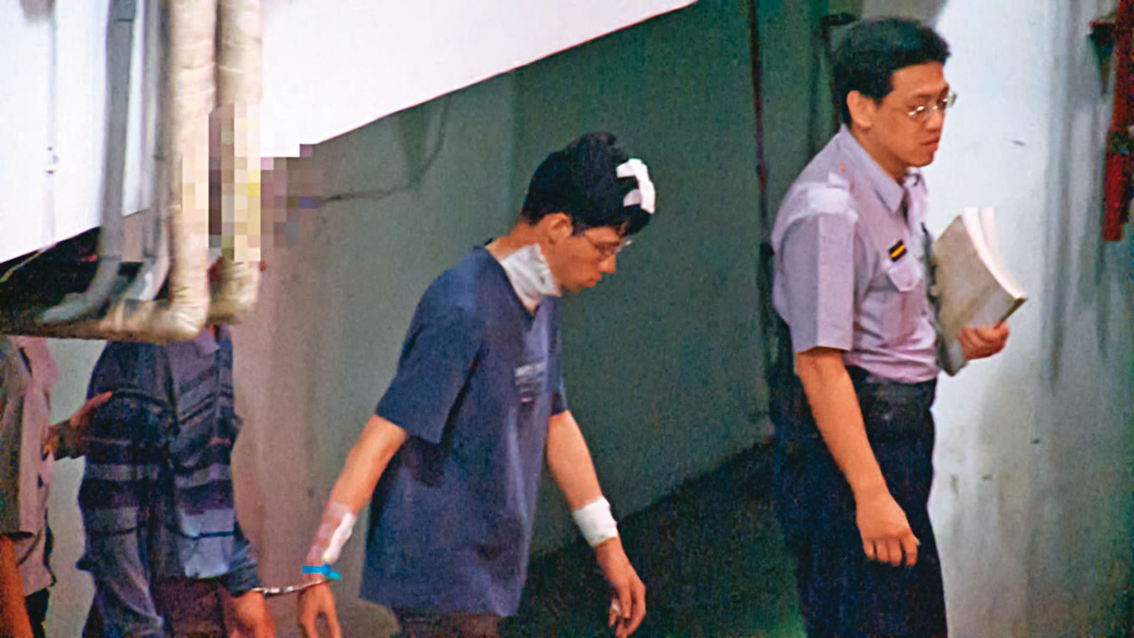 張彥文（右2）殺女友後持刀自殘，被捕時全身是傷。（圖／東森新聞提供）
