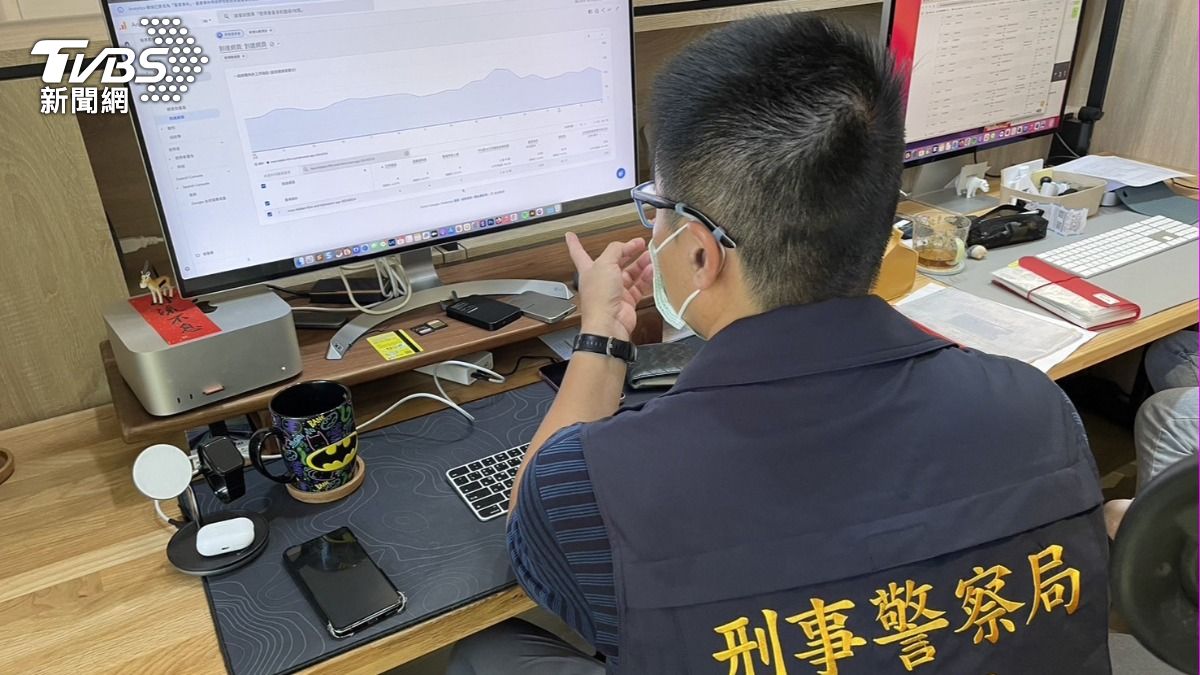 警方發現網紅涉嫌教學看盜版。（圖／TVBS）