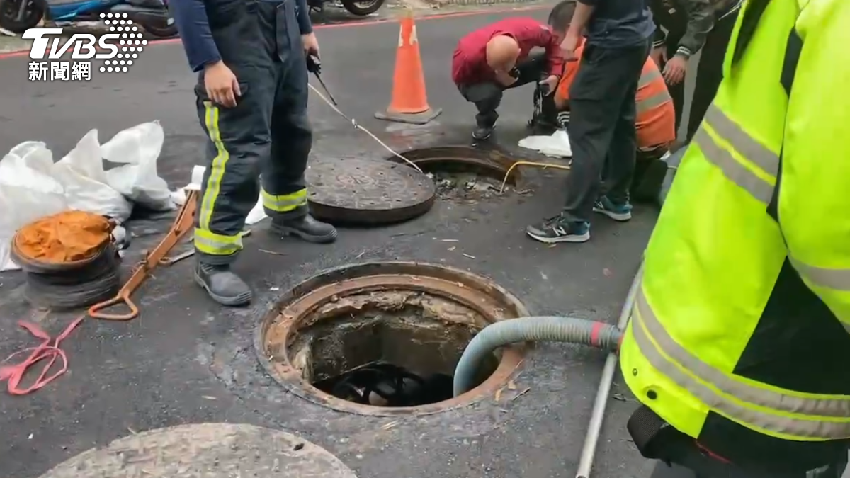 基隆工人進下水道，疑似缺氧受困急送醫。（圖／TVBS）