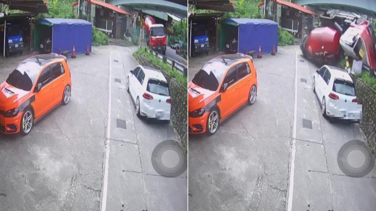 水泥預拌車失控翻覆。（圖／翻攝記者爆料網）