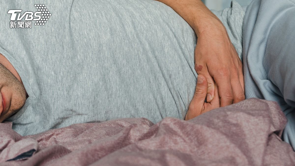 30歲男子不菸不酒、沒有感染卻意外胃穿孔。（示意圖／Shutterstock達志影像）