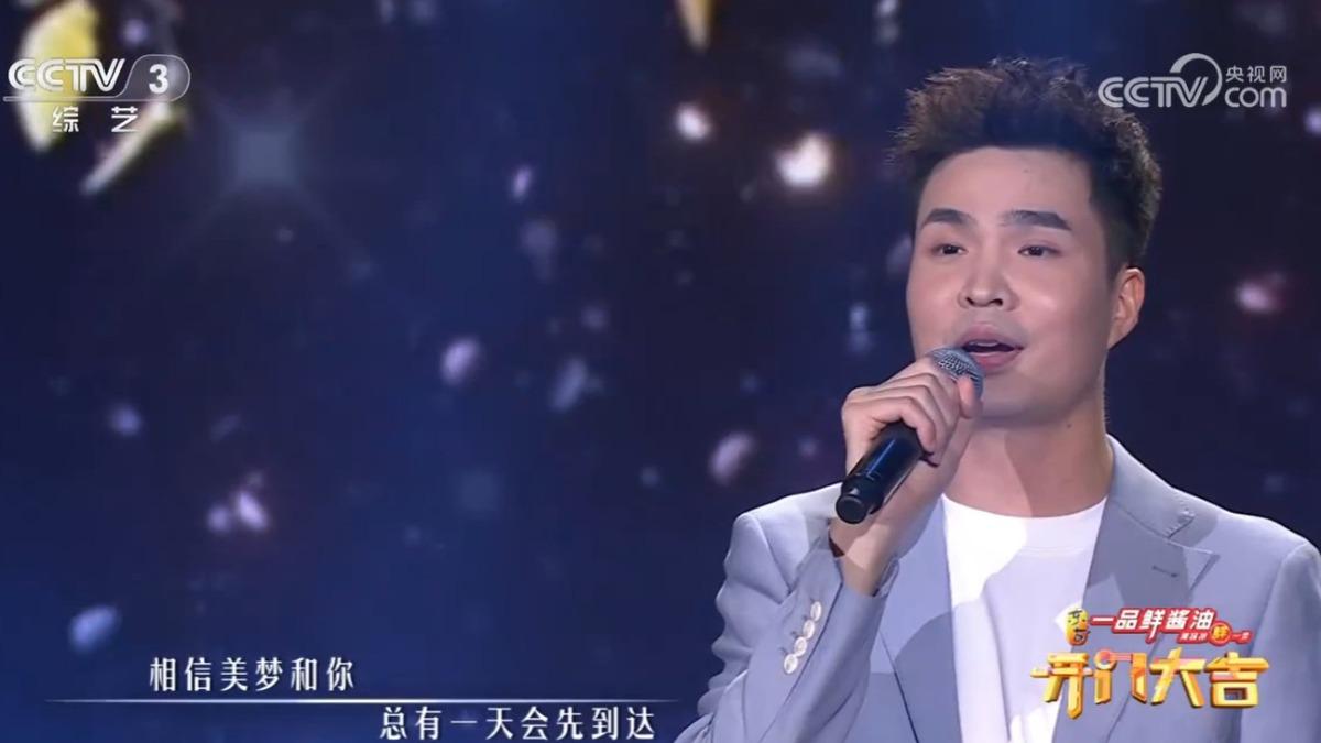 大陸創作歌手承桓〈我會等〉一曲奪「全球最多串流收聽次數華語流行歌曲」第1名。（圖／翻攝自微博）