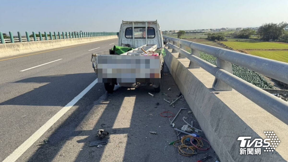 67歲吳姓男子下車綁好貨物，遭後方聯結車撞上。（圖／民眾提供）