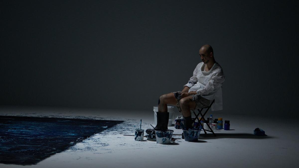 沈安在新歌〈一幅深藍的畫〉挑戰創作長達5米的巨畫。(圖/沈分工作室提供)