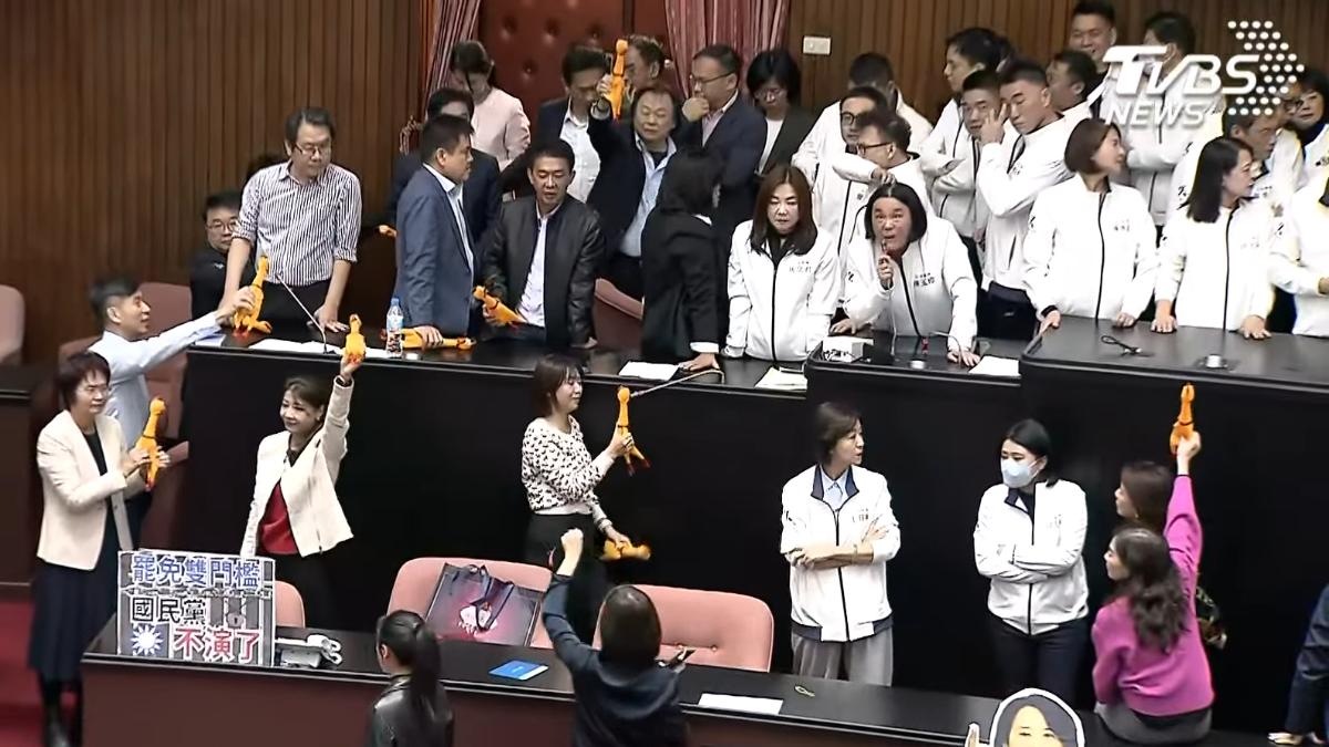 綠委紛紛拿出尖叫雞抗議，陳玉珍則不滿表示，民進黨不會論述、只會製造噪音。（圖／TVBS）