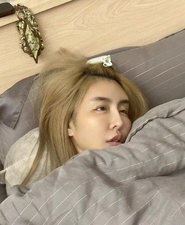 雪碧自嘲「睡覺像死不瞑目」。(圖/翻攝自雪碧臉書)