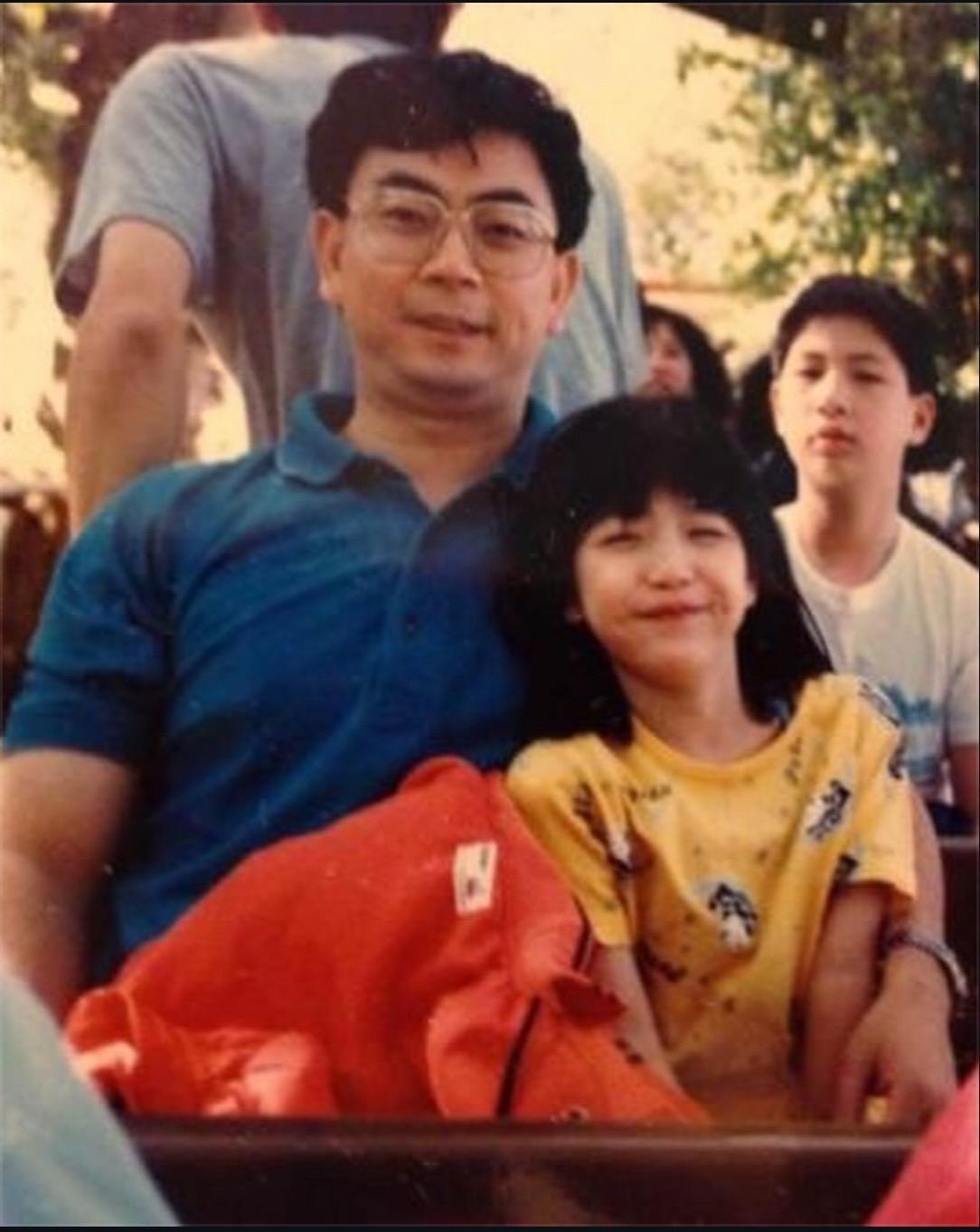陳妍希曬出與父親合照。(圖/翻攝自陳妍希微博)