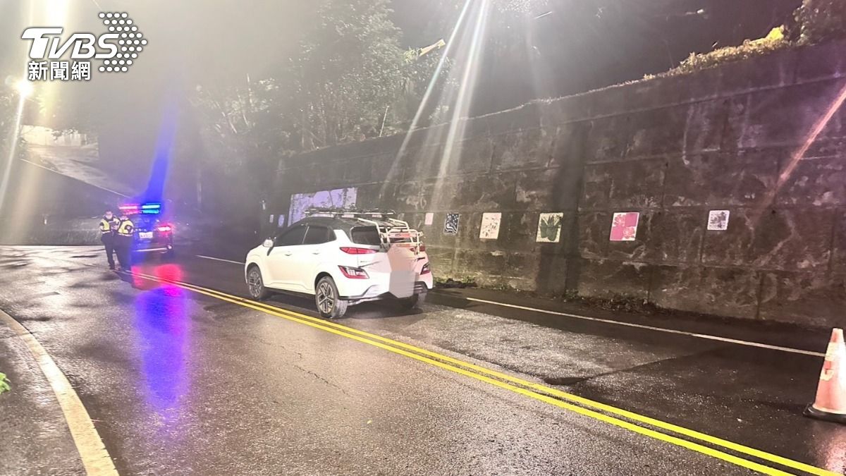 路人坐在路中央遭休旅車撞上，搶救不治。（圖／TVBS）