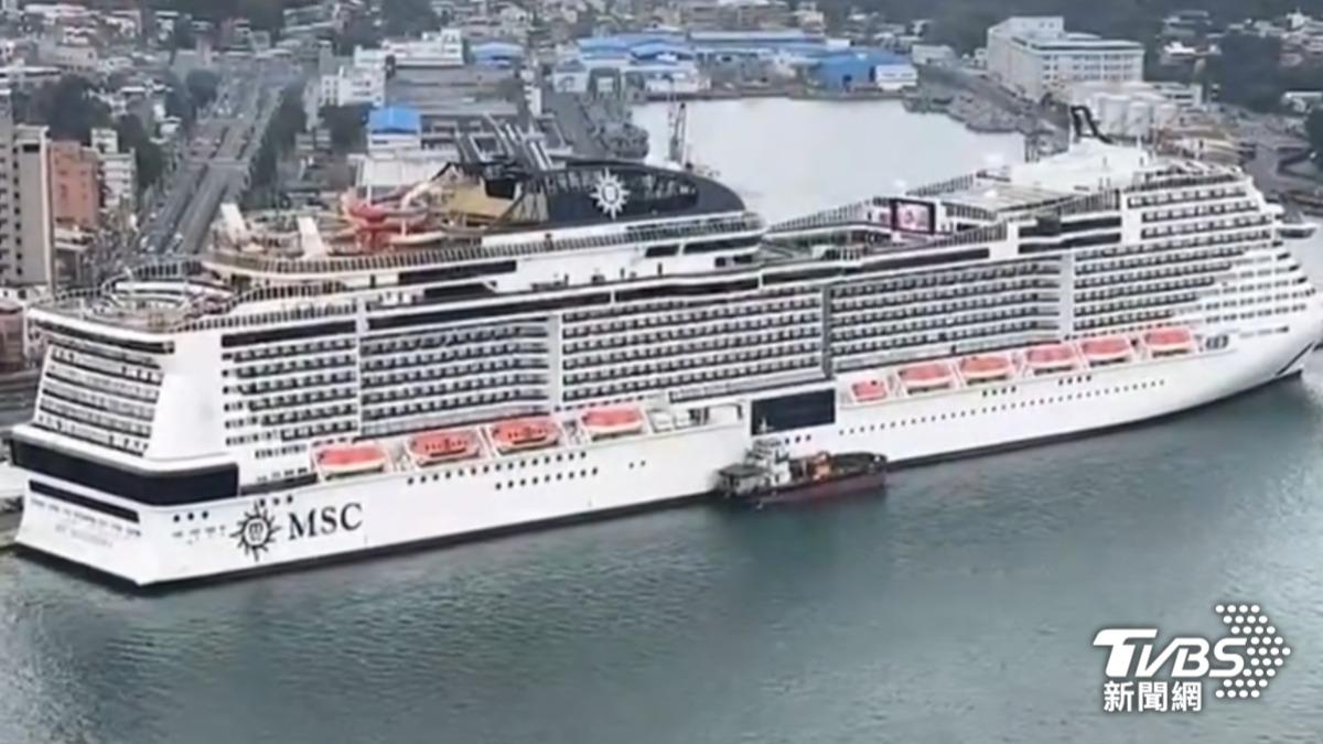 亞太最大郵輪「榮耀號」故障，滯留那霸港。（圖／TVBS）